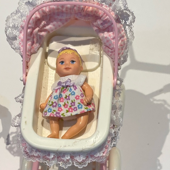 Walking Barbie & baby sister Krissy Doll with talking bassinet on Stroller - Picture 16 of 16